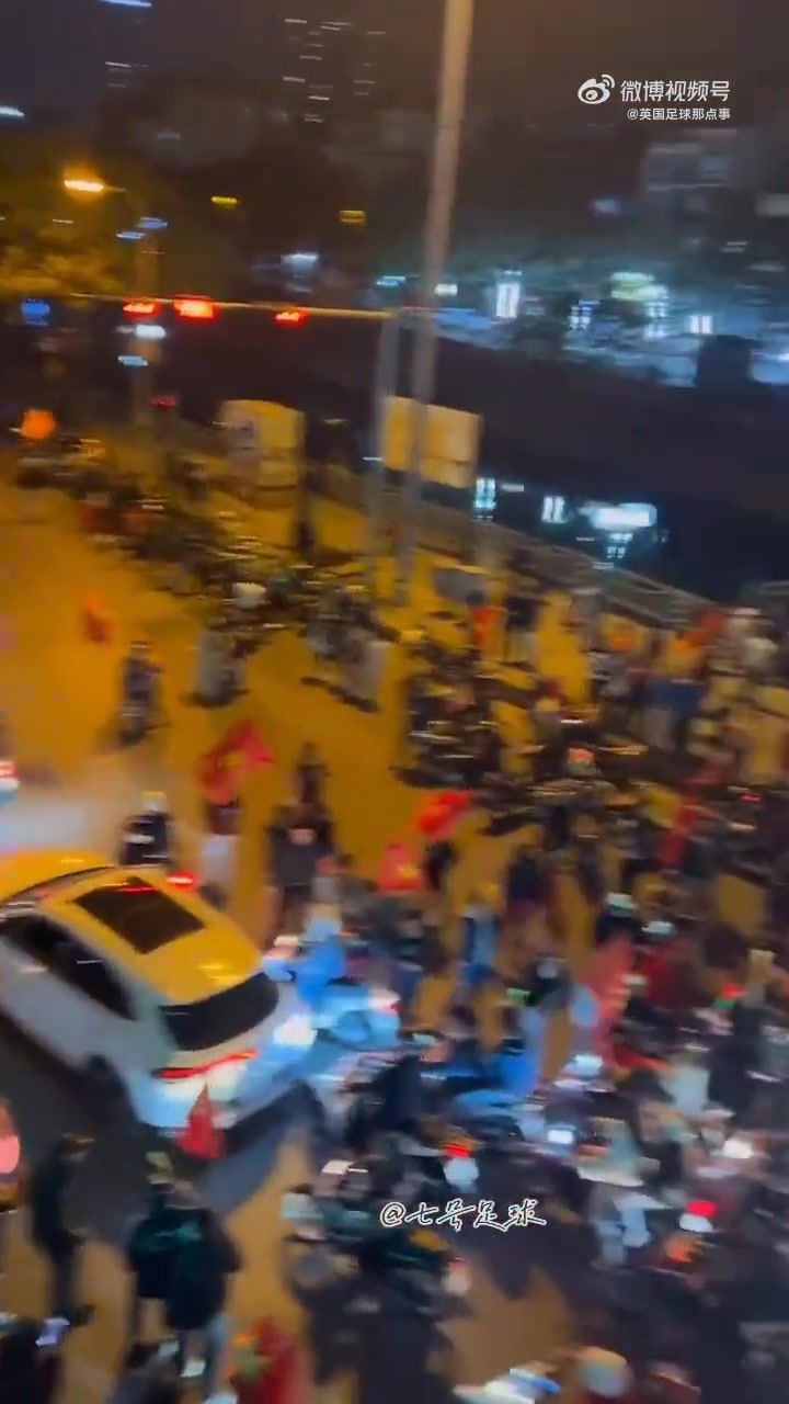 企鹅体育-越南U23夺季军后:国内彻夜沸腾,深夜街头摩的穿梭,喇叭声轰鸣